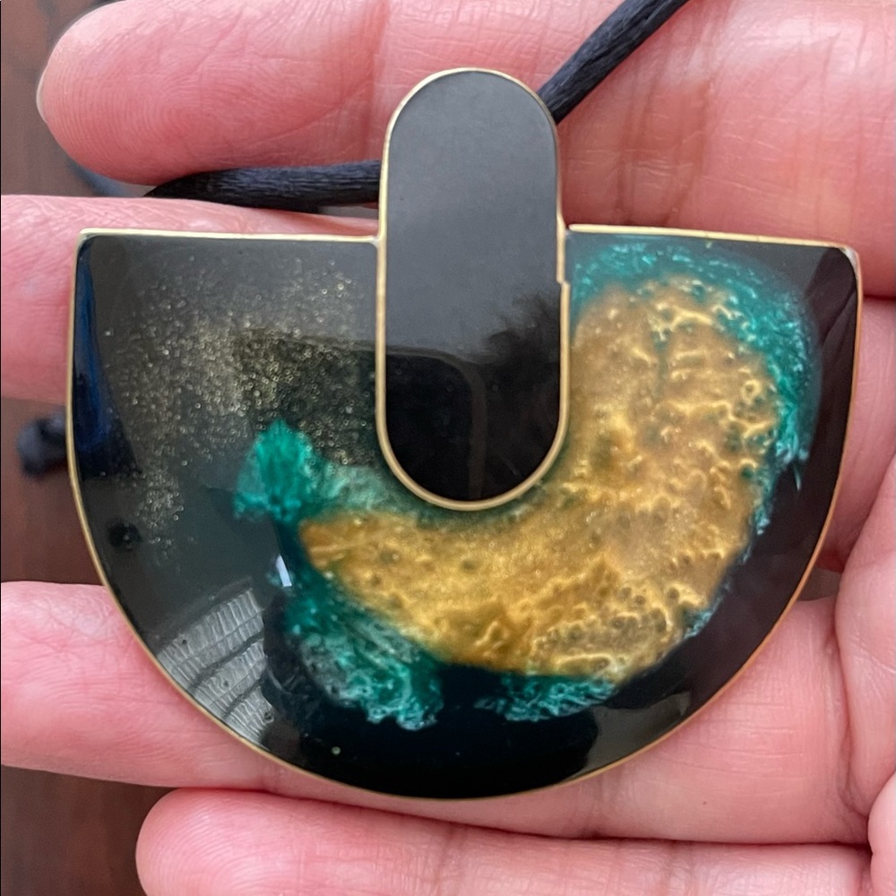 Art Deco style enameled brass pendant necklace - Picture 2 of 7